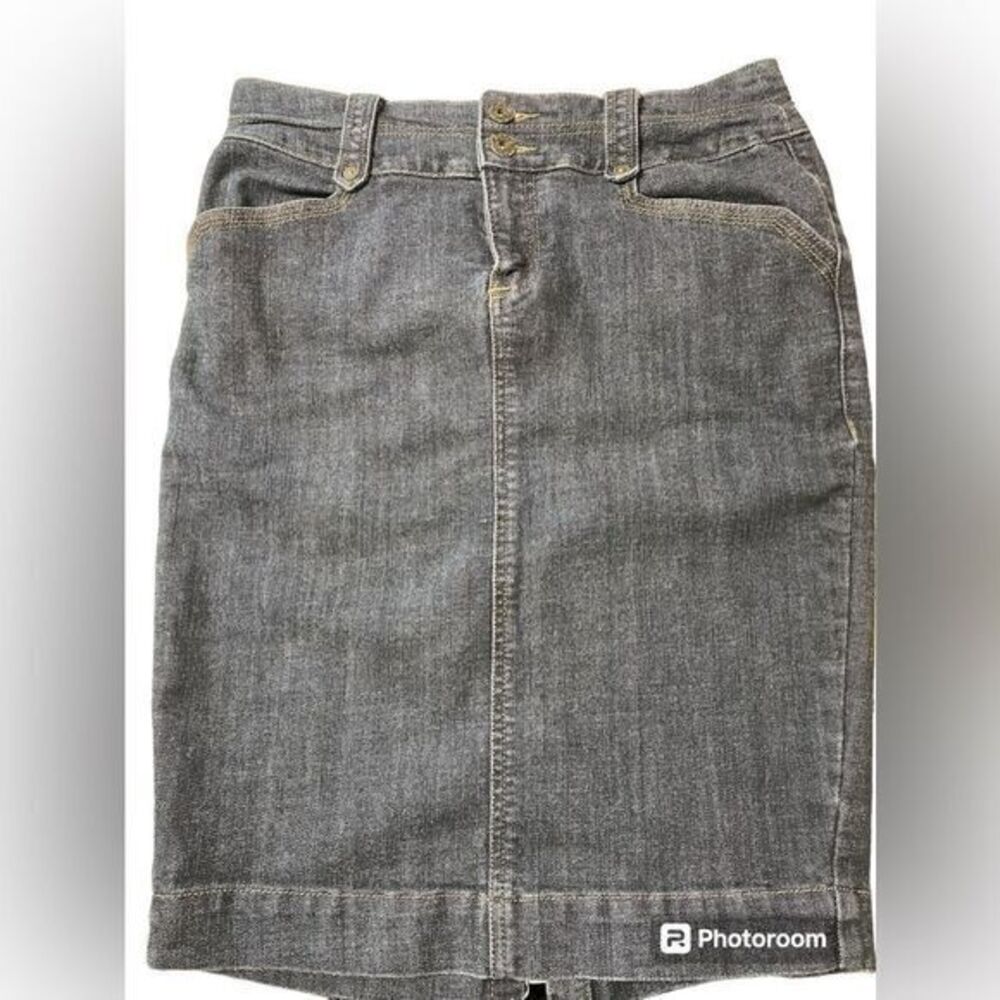Are one Jean‎ stretch skirt size small